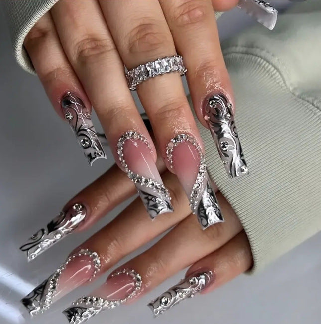 Dekorative Glitter-Nagelkunst