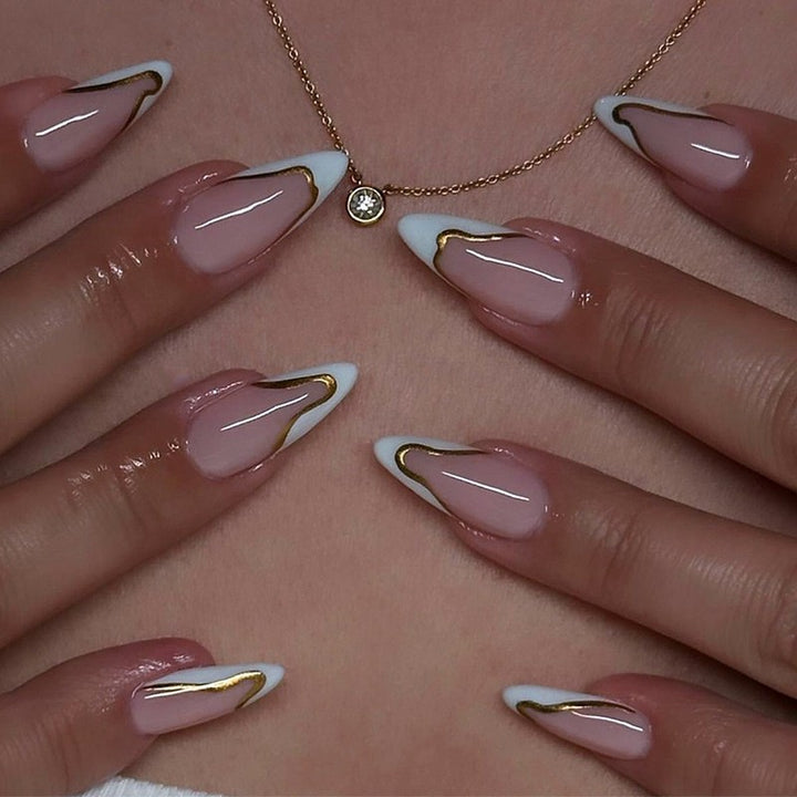 Kunstnagelset mit gruseligen Clown-Motiven und extravaganten Akzenten Karnz