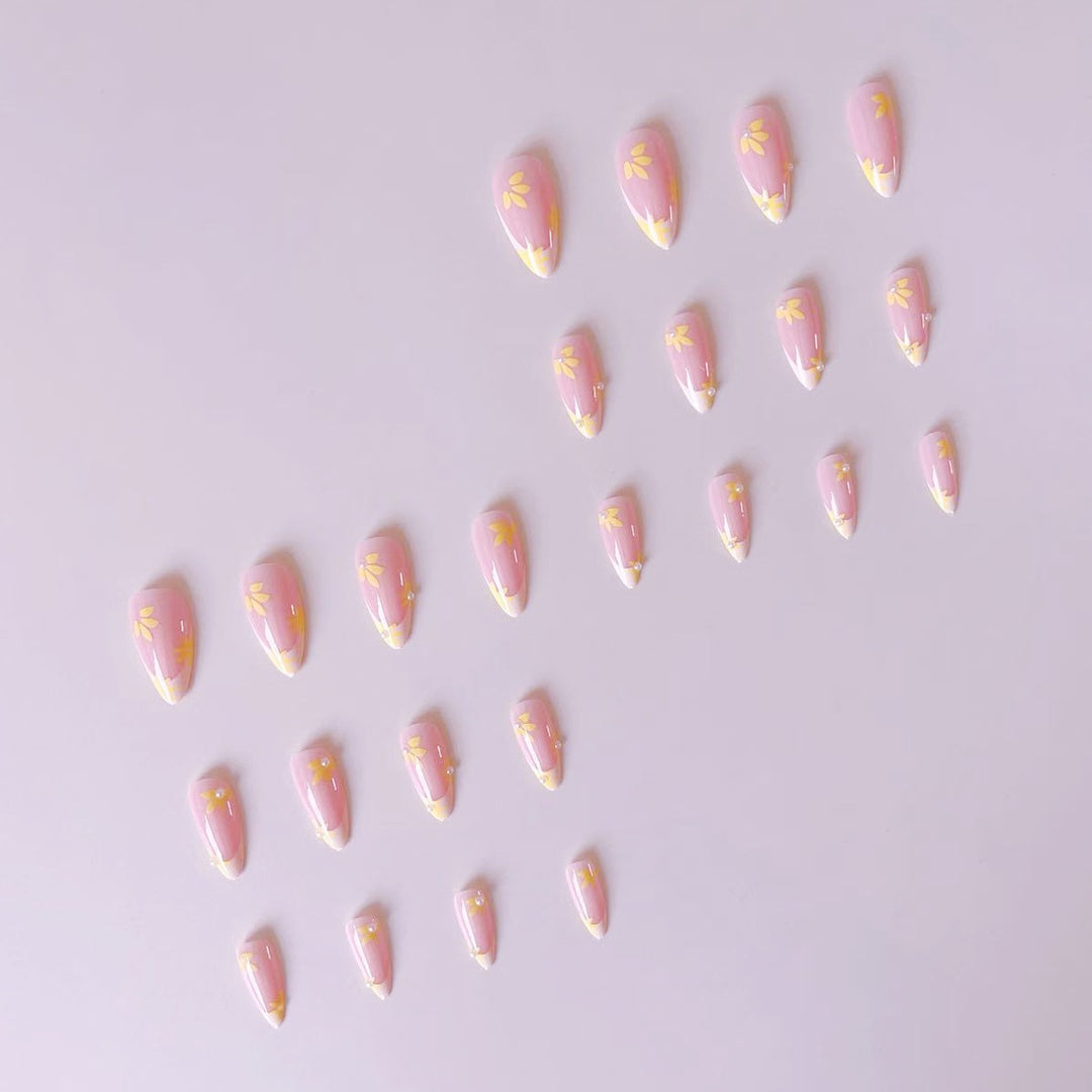 Kunstnagelset mit floralen Akzenten Karnz