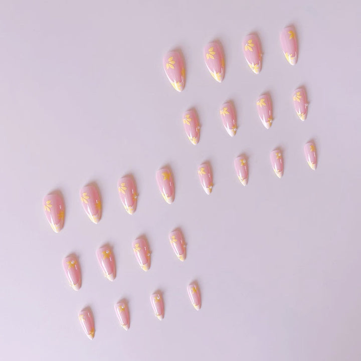 Kunstnagelset mit floralen Akzenten Karnz