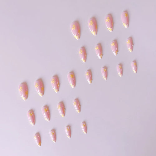 Kunstnagelset mit floralen Akzenten Karnz