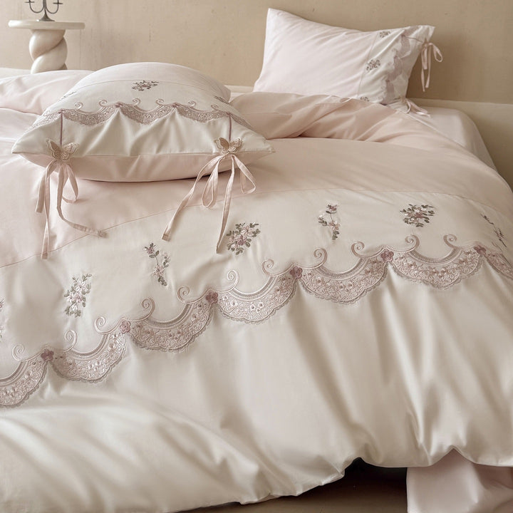 Luxuriöses besticktes Satin-Bettwäscheset mit Rüschensaum