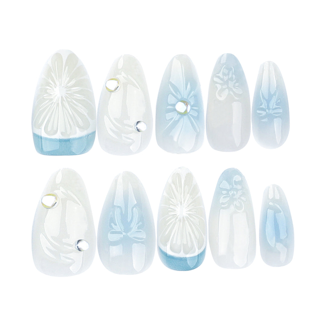Künstliche Nagelkunst mit floralen und dekorativen Elementen Karnz