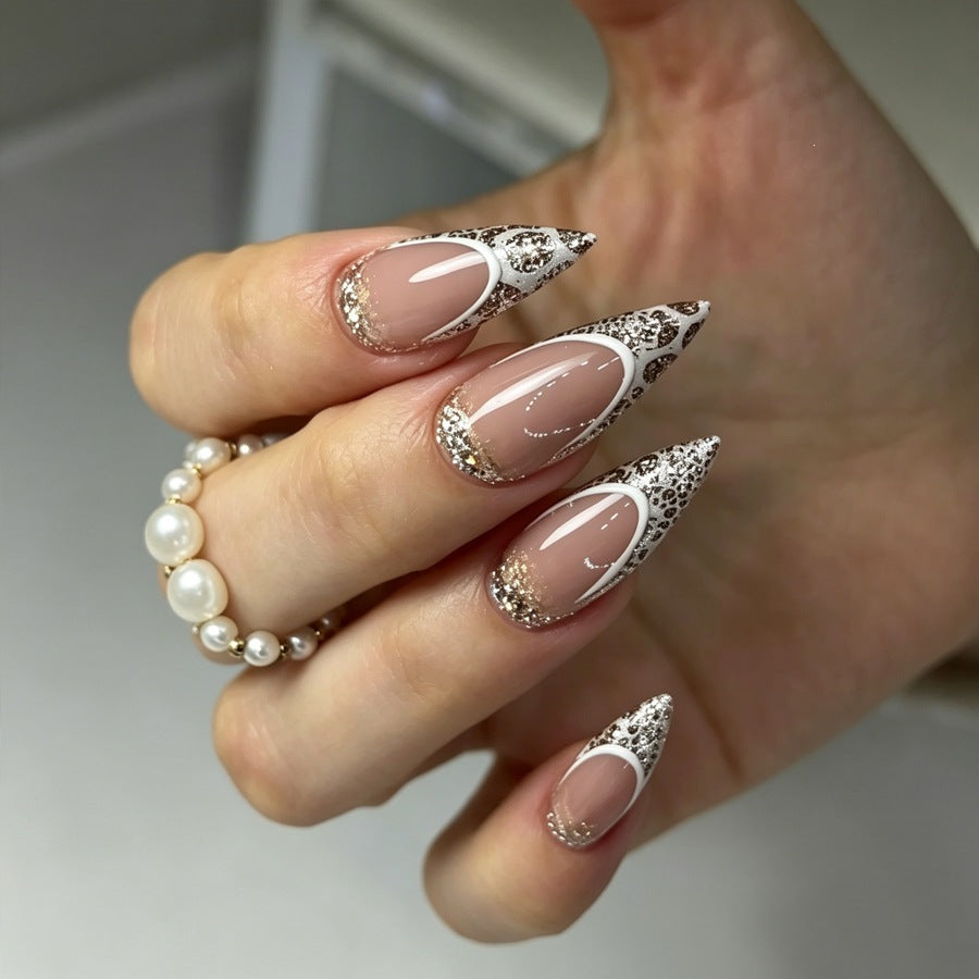 Exquisite Kunstnagel-Kreation mit Glitzer und einzigartigem Design Karnz