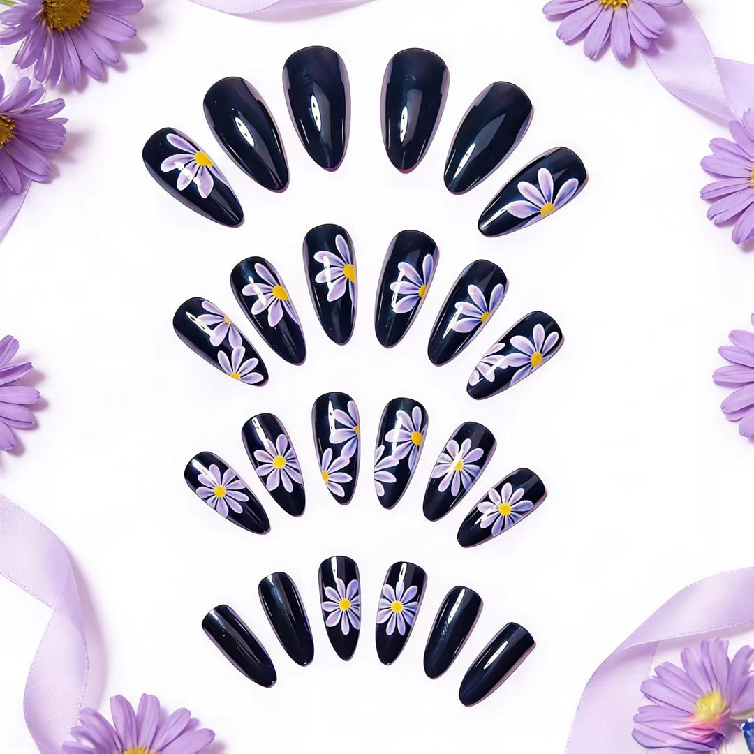 Kunstnägel mit Floralen Motiven und Elegantem Design Karnz