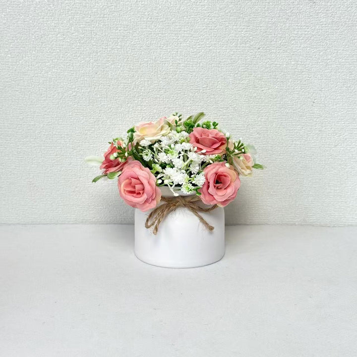 Lebensechter Blumenstrauß in dekorativem Topf für die wohnkultur