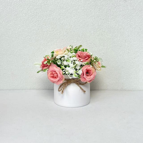 Lebensechter Blumenstrauß in dekorativem Topf für die wohnkultur