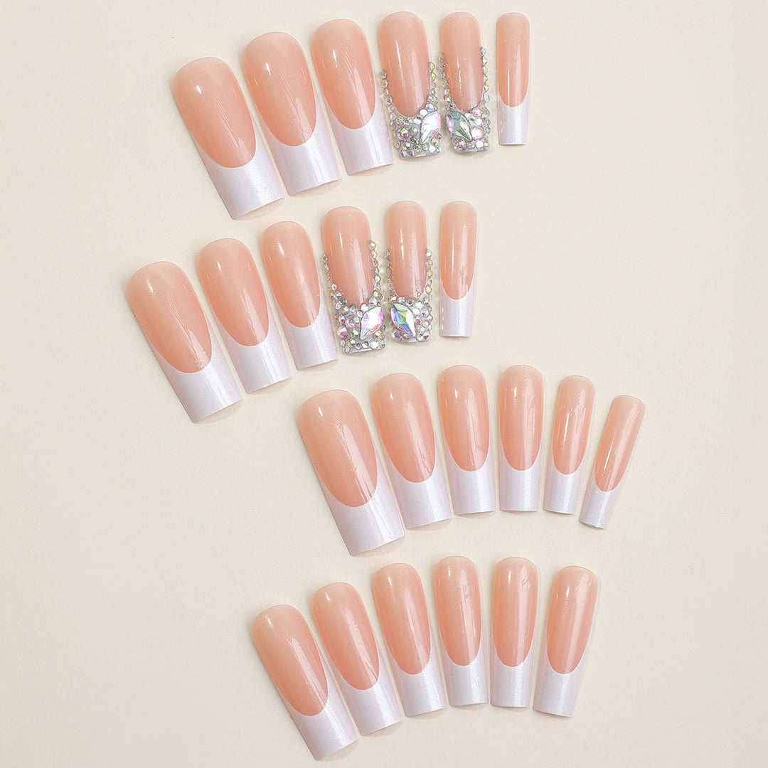 Kunstnagelset mit glamourösen Strassdetails Karnz