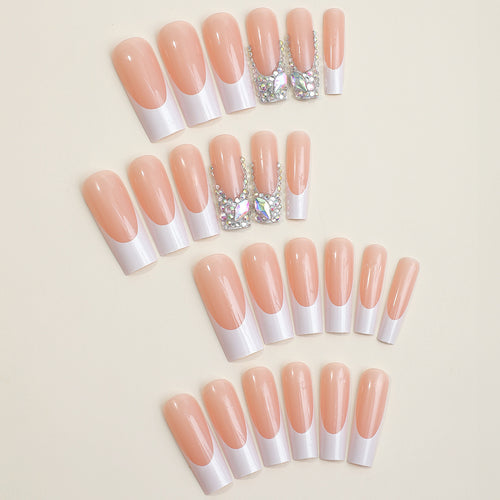 Kunstnagelset mit glamourösen Strassdetails Karnz