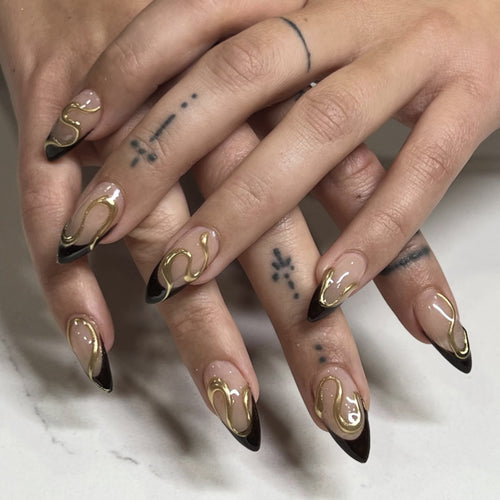 Kunstvolle Stiletto-Nägel mit elegantem Gold-Design Karnz