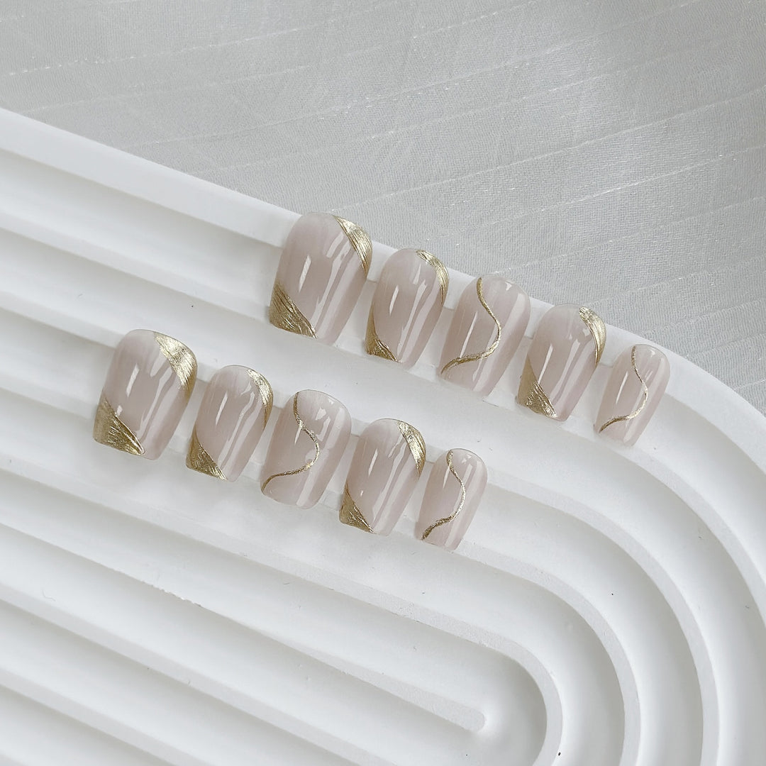 Chic elegantes Press-on-Nagelkunst-Set mit goldenen Akzenten