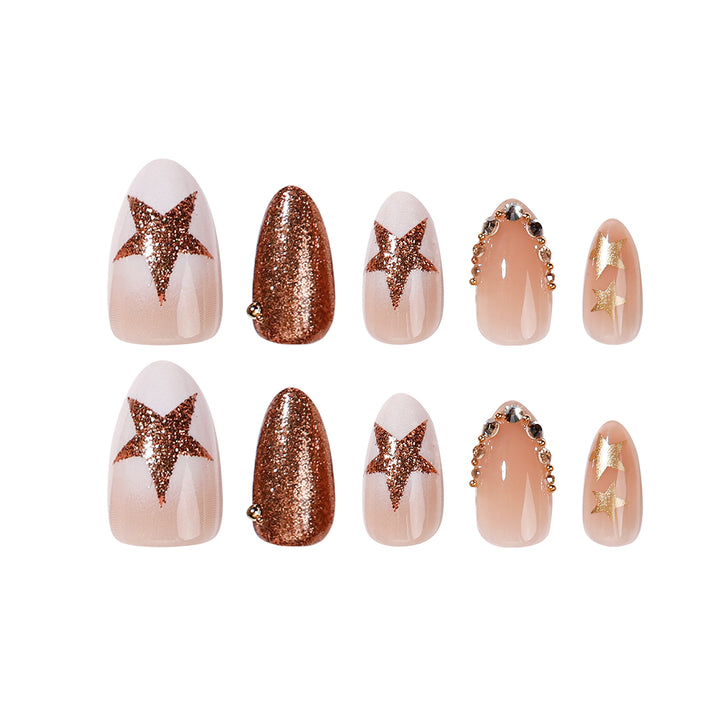 Elegante und glitzernde Nagelkunst Karnz