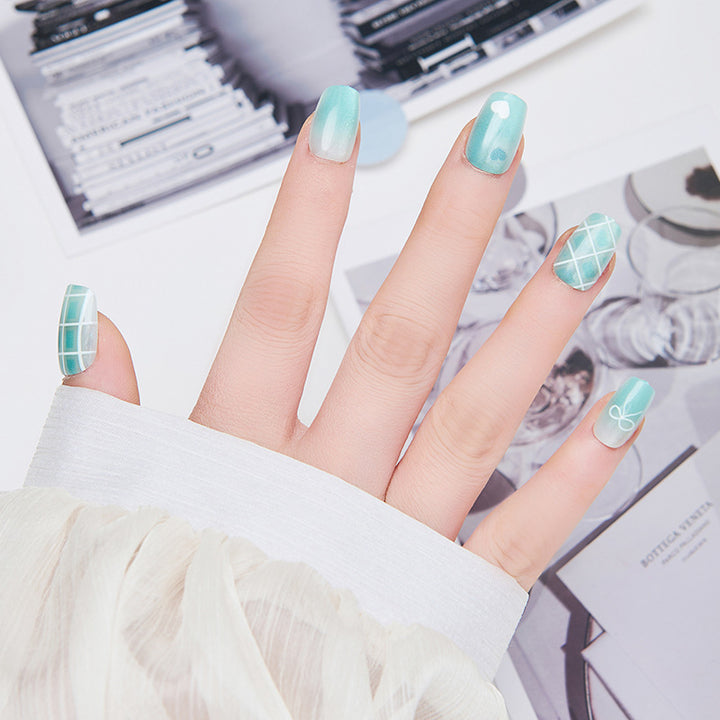 Kunstvolle Nagelverlängerungen mit floralen Akzenten Karnz