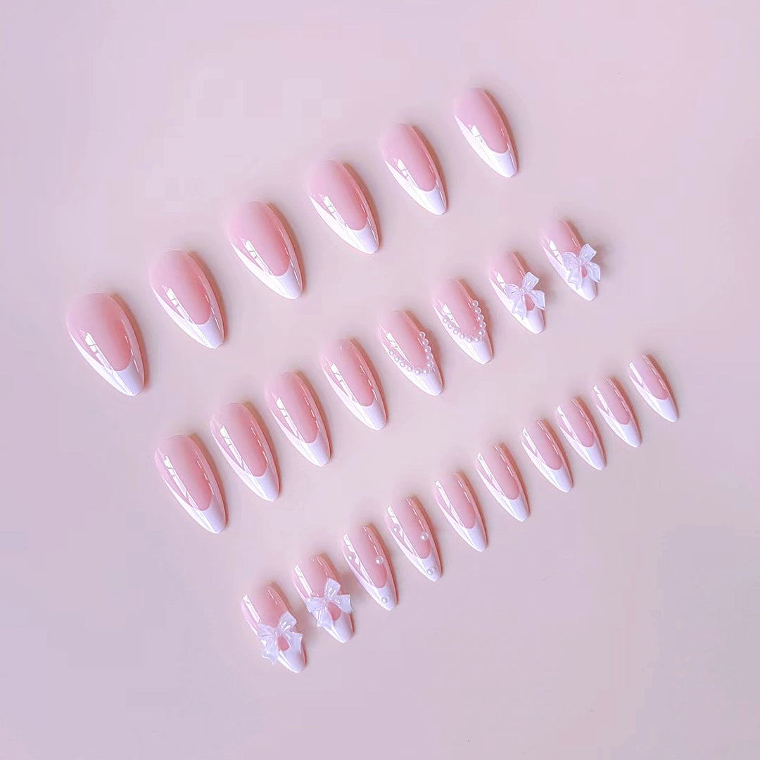 Kunstnagelset mit eleganten Spitzen und floralen Akzenten Karnz