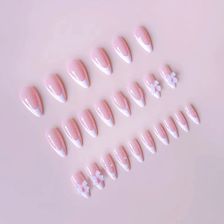 Kunstnagelset mit eleganten Spitzen und floralen Akzenten Karnz
