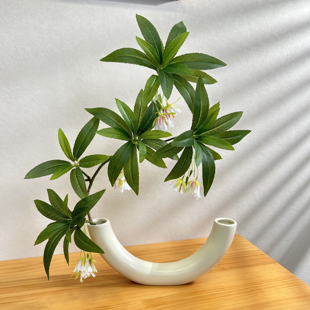 Elegante geschwungene keramische Blumenvase für die Wohnkultur