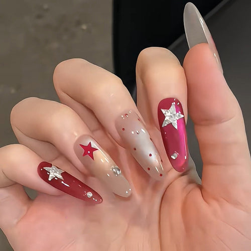 Künstlerisches Press-on-Nagelset mit glamourösen Sternelementen Karnz