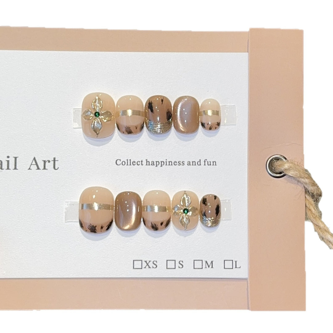 Kunstnägel mit Eleganten Goldverzierungen Karnz