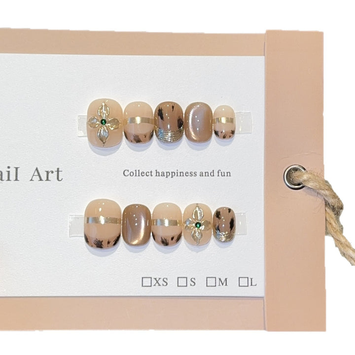 Kunstnägel mit Eleganten Goldverzierungen Karnz