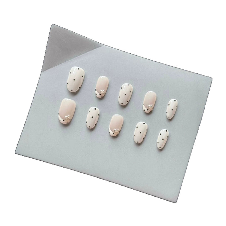Dekoratives Press-On-Nagelset mit elegantem Punktemuster