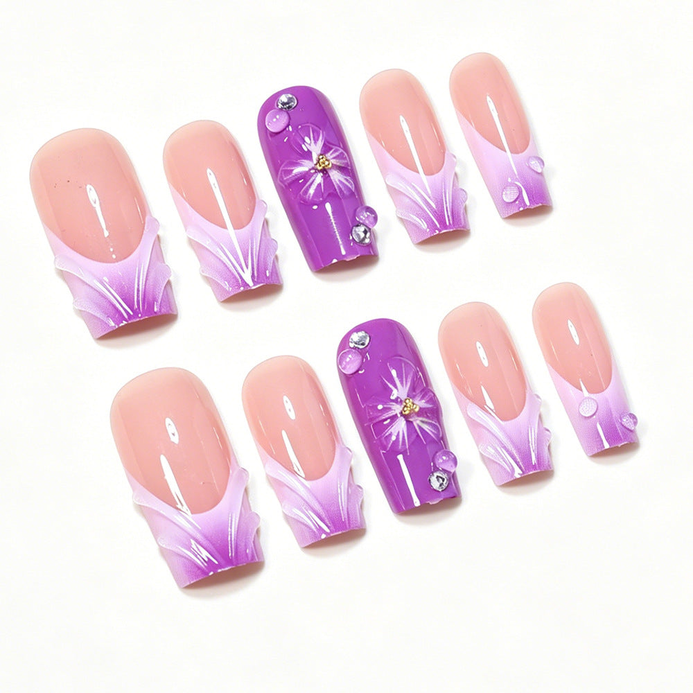 Dekoratives Long Press-On Nagelkunstset mit floralen Akzenten Karnz
