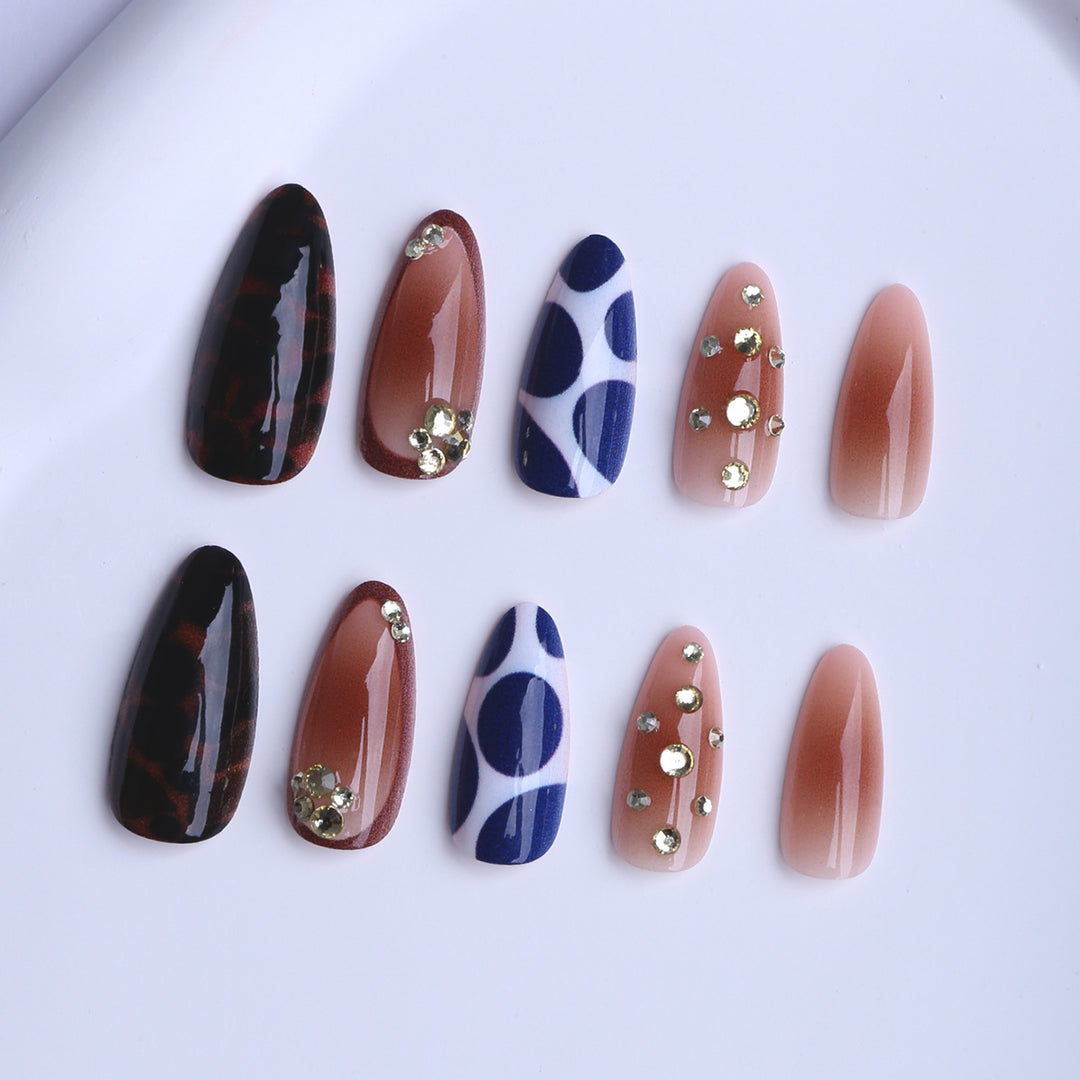 Künstliche Stiletto Fingernägel mit Extravagantem Design Karnz