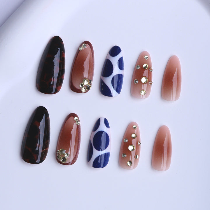 Künstliche Stiletto Fingernägel mit Extravagantem Design Karnz