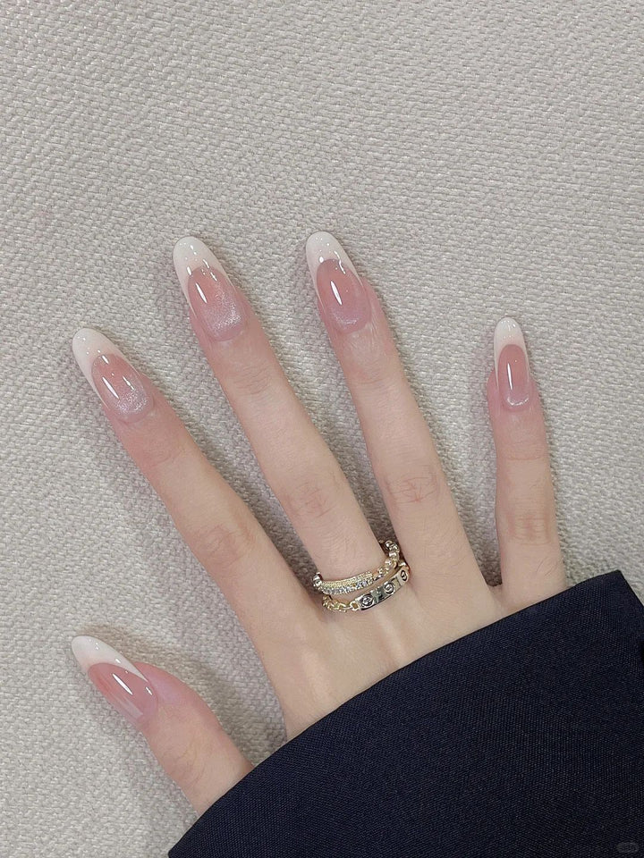 Künstlerisches Herzmuster Nagelkunstverlängerungen Karnz