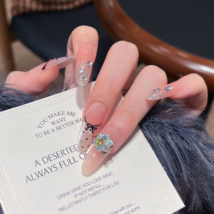 Dekoratives, mit Kristallen verziertes Press-On Nail Set Karnz