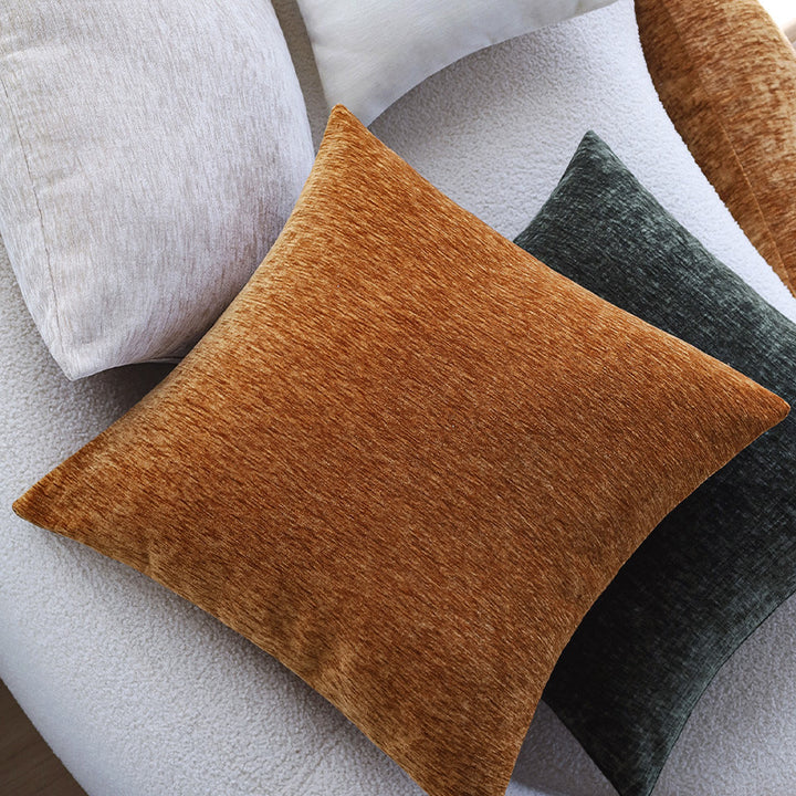 Quadratischer Kissenbezug aus soften Chenille-Samt mit melierter Struktur Karnz