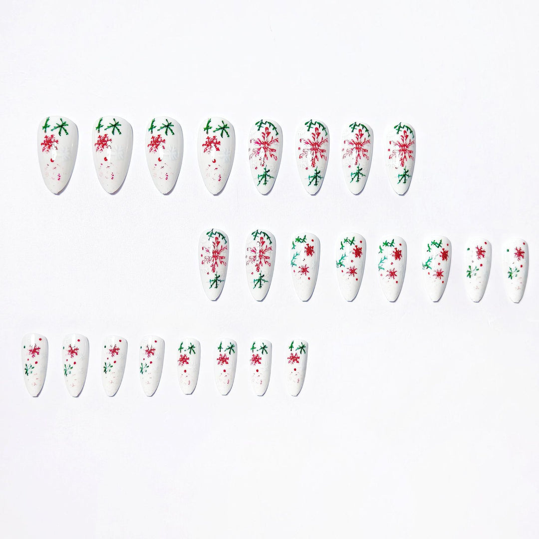 Kunstnägel mit Winterlichem Schneeflocken- und Weihnachtsmotiv Karnz