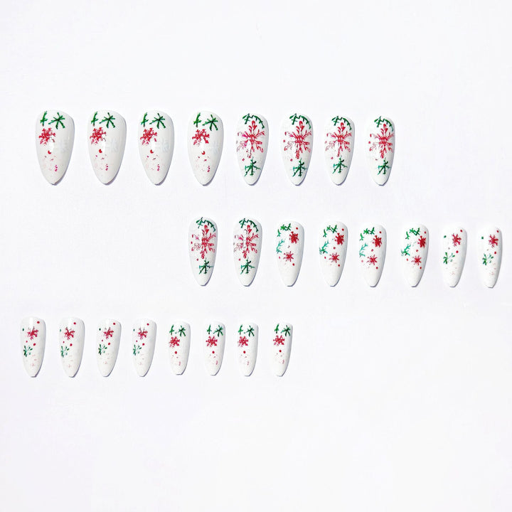 Kunstnägel mit Winterlichem Schneeflocken- und Weihnachtsmotiv Karnz