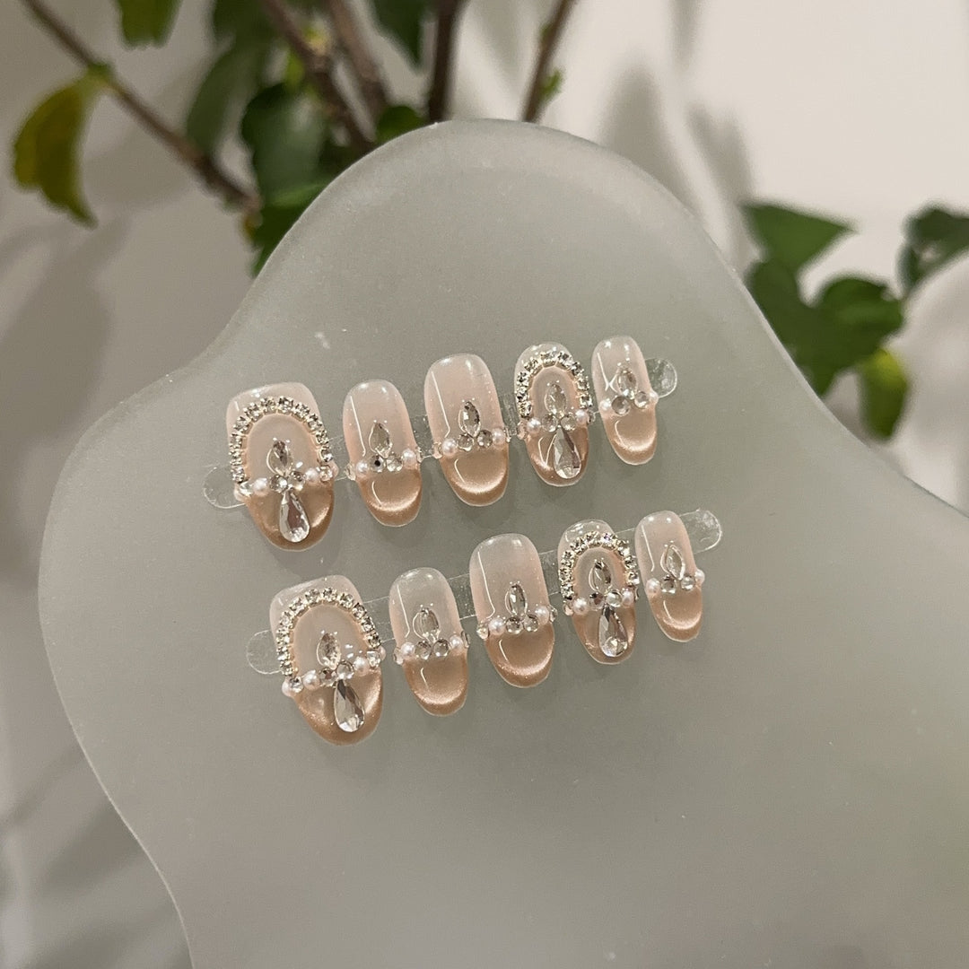 Elegantes dekoratives Press-On-Nagelset mit Kristallakzenten