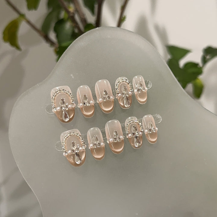 Elegantes dekoratives Press-On-Nagelset mit Kristallakzenten