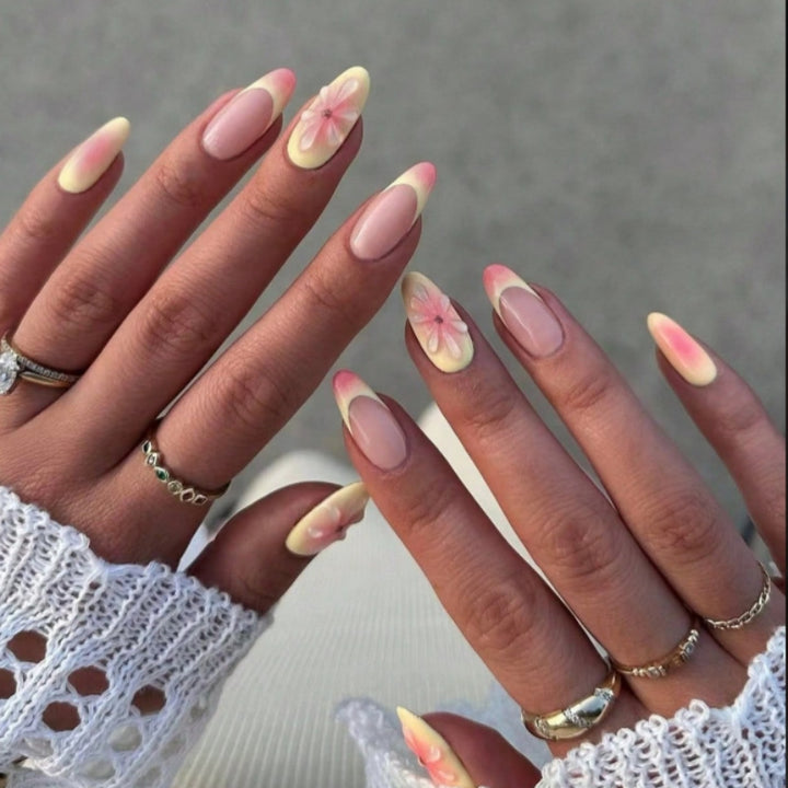Künstlerisches Press-On Nagelset mit floralen Akzenten Karnz