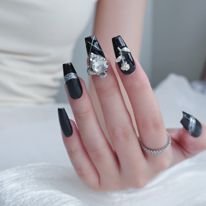 Dekorativer Press-On-Nagelset mit eleganten silbernen Akzenten