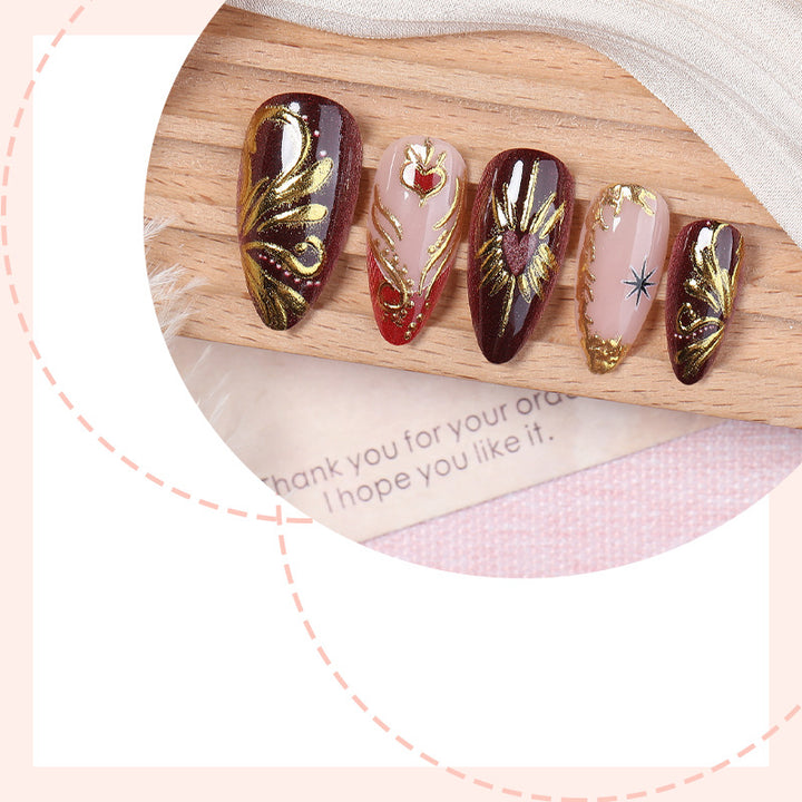 Dekoratives Press-On Nagelkunstset mit komplexem goldenen Blumenmuster Karnz