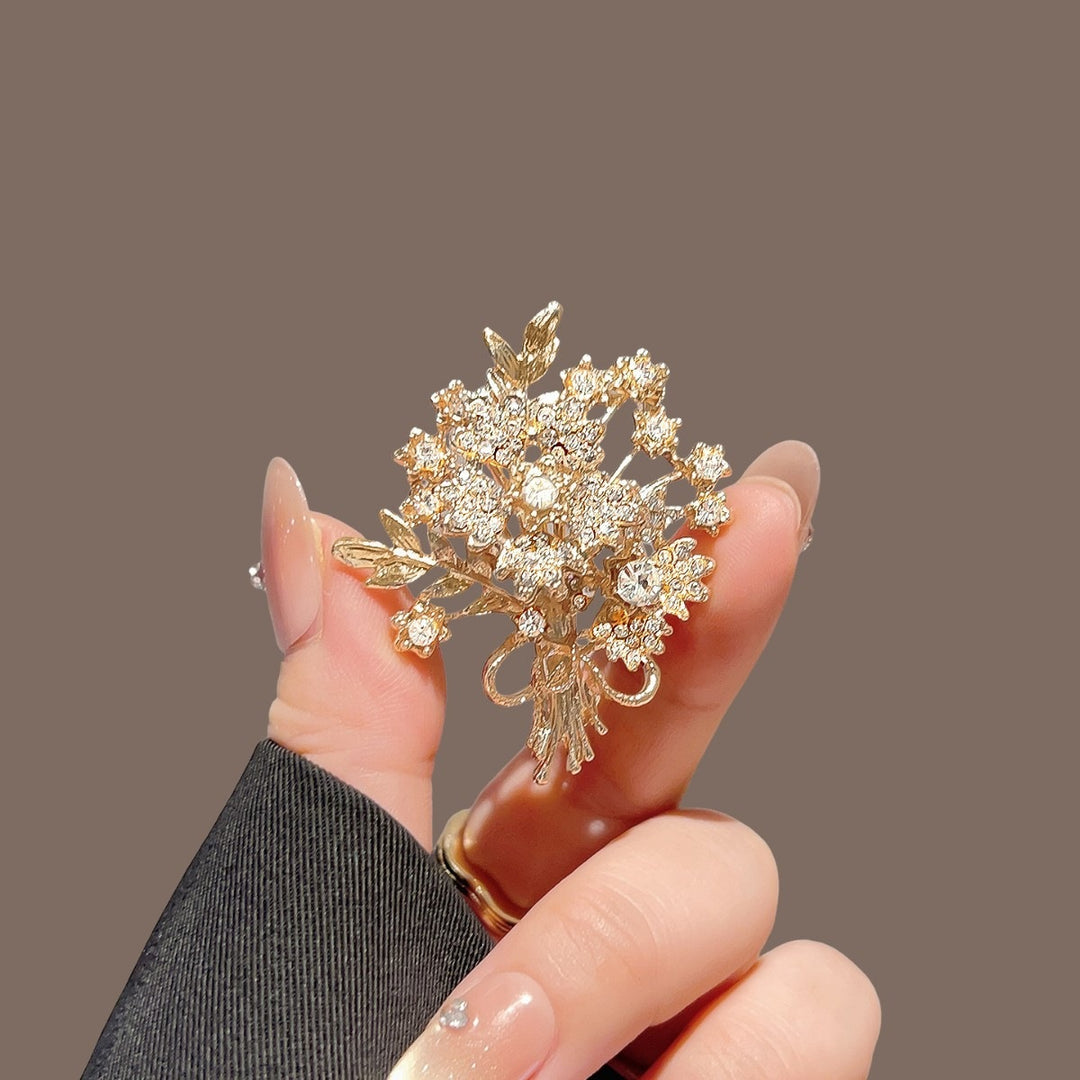Elegante und Funkelnde Brosche Karnz