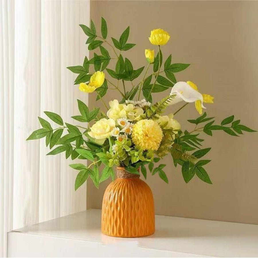 Elegante Blumenarrangement in strukturiertem Vase