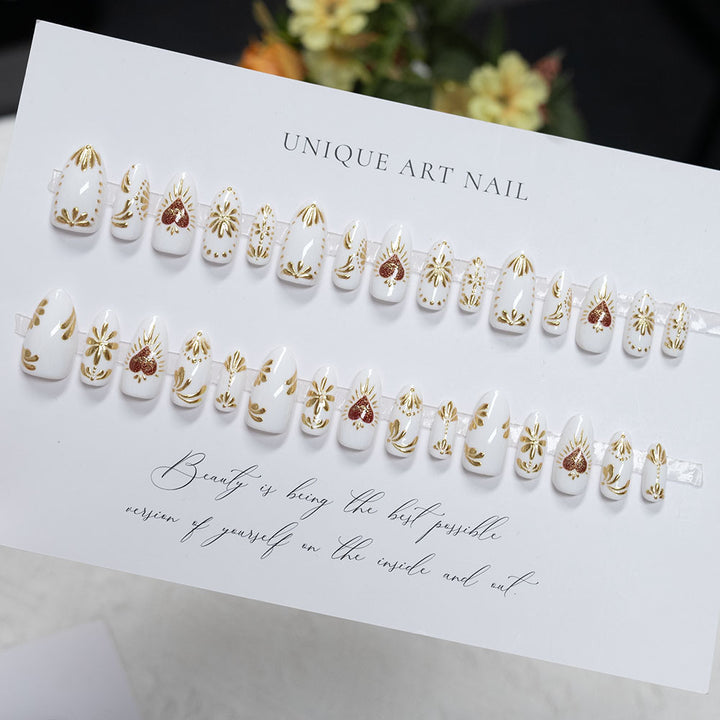 Herz-verzierte Press-On-Nagelset