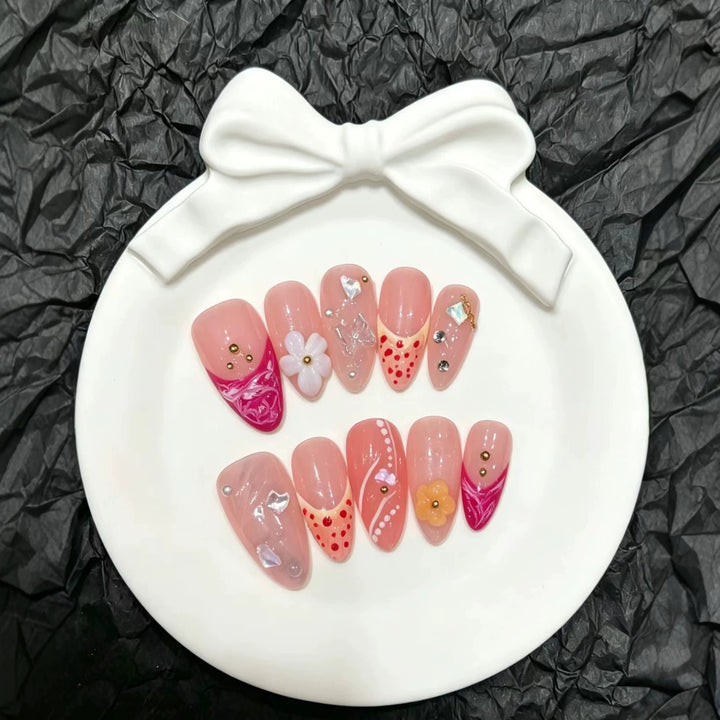 Künstlerisches Press-On-Nagelset mit floralen und dekorativen Elementen