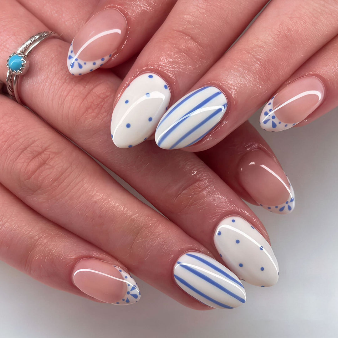 Elegantes künstlerisches Press-On-Nagelset mit geometrischen Mustern Karnz