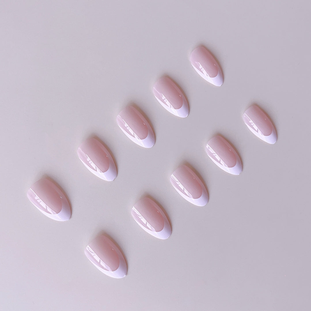 Kunstnagelset mit elegantem französischen Design und trendigen Akzenten Karnz