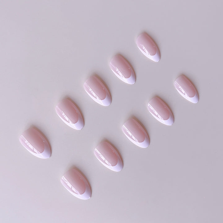 Kunstnagelset mit elegantem französischen Design und trendigen Akzenten Karnz