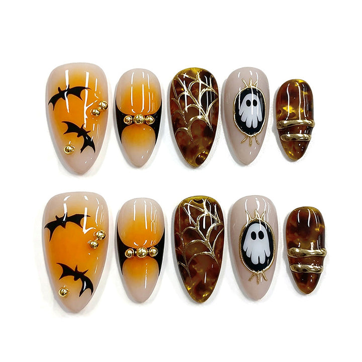 Kunstnägel mit Halloween-Motiven und Glitzerdetails Karnz
