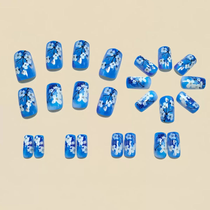 Kunstnagelset mit floralen Designs und Glitzerakzenten Karnz