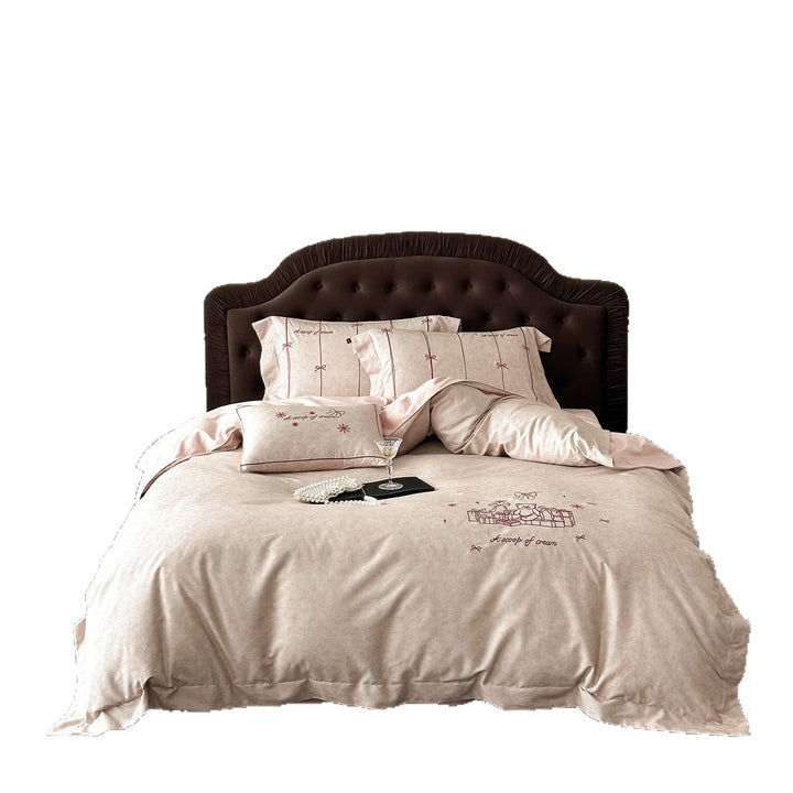 Bettwäschegarnitur aus extraweichem Baumwoll-Satin mit zarter Geschenk- und Schleifenstickerei