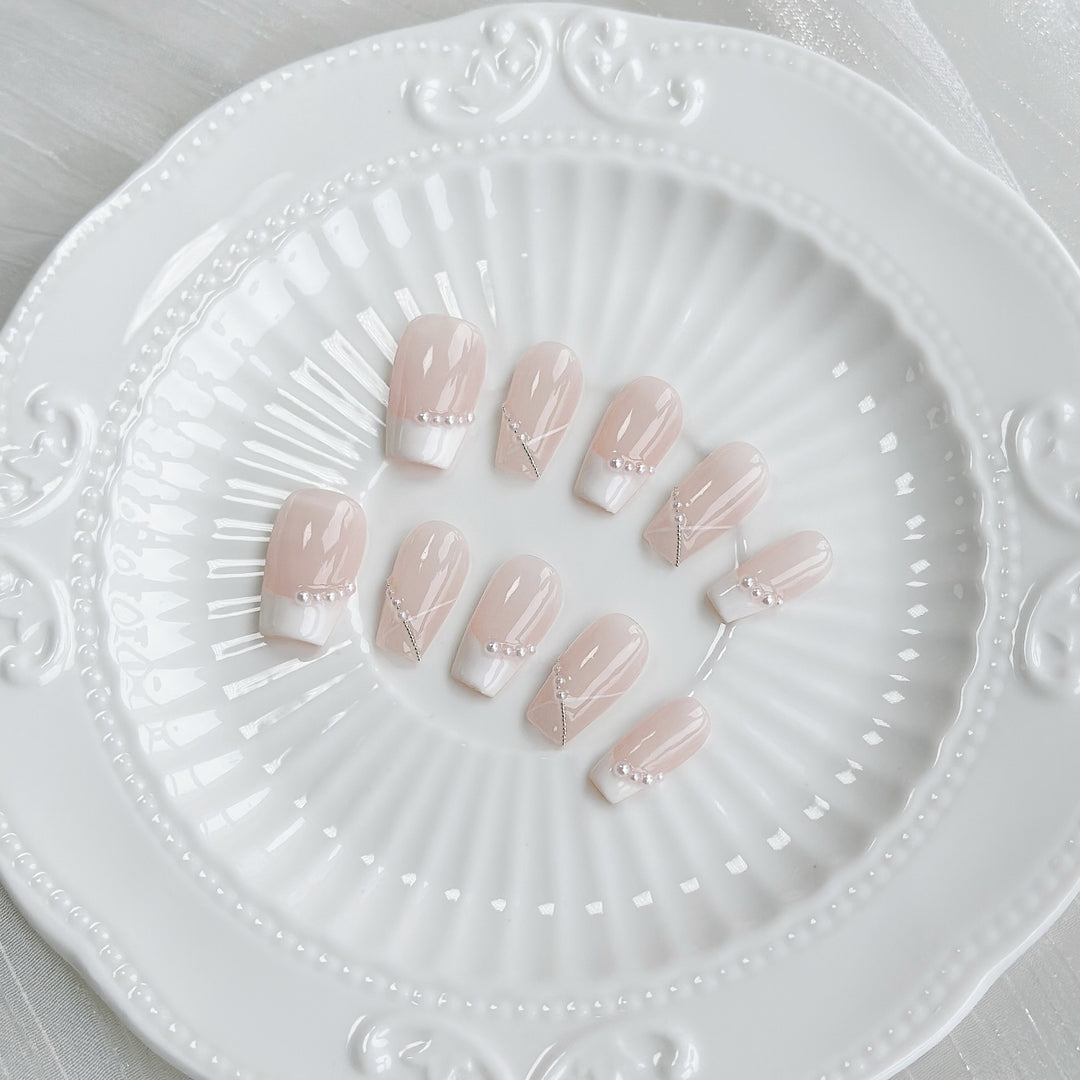 Elegantes Press-On-Nagelset mit Perlenakzenten
