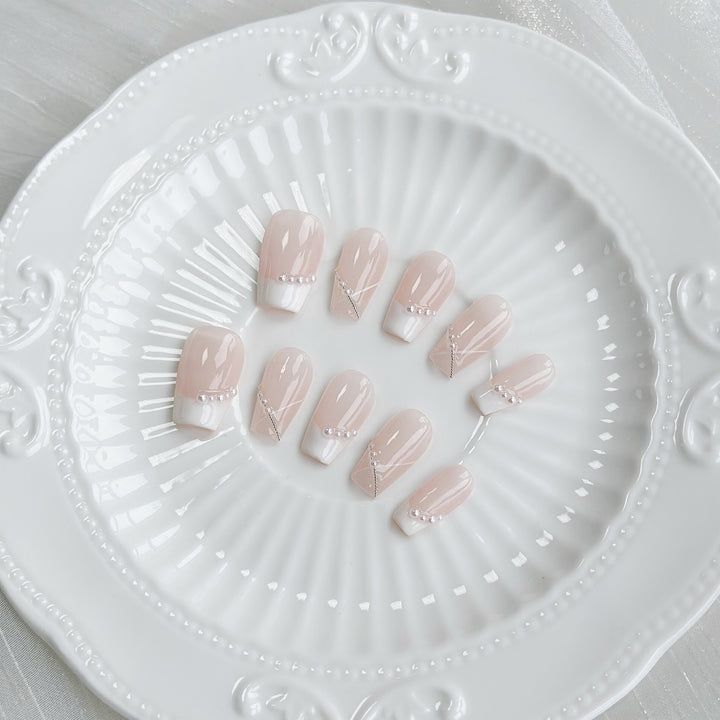 Elegantes Press-On-Nagelset mit Perlenakzenten