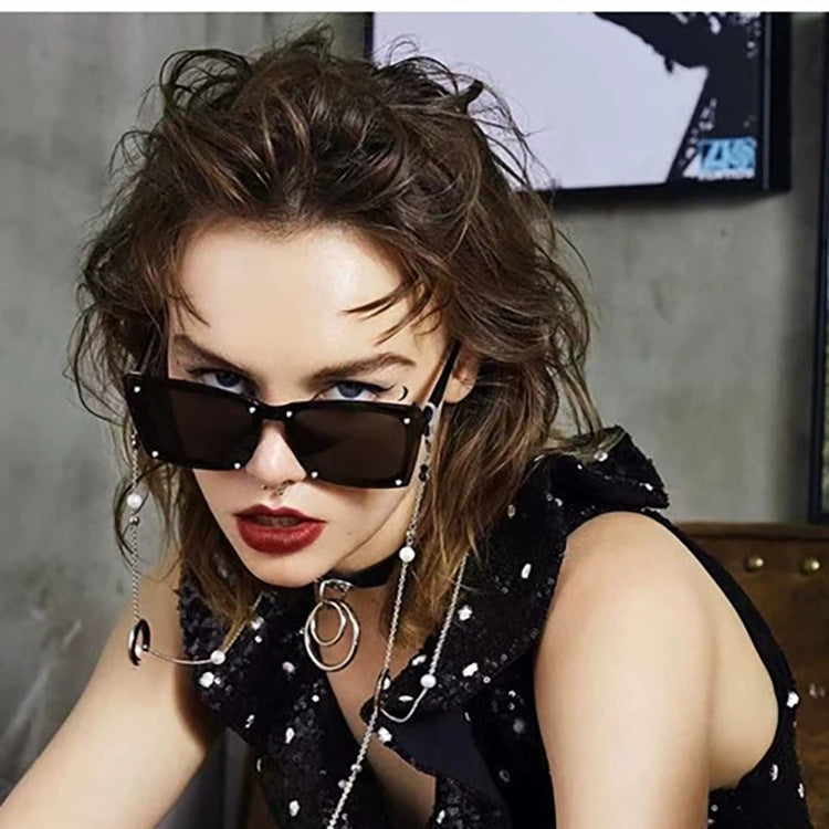 Damen statement Sonnenbrille mit stilvollem quadratischen Rahmen und modischen Akzenten Karnz